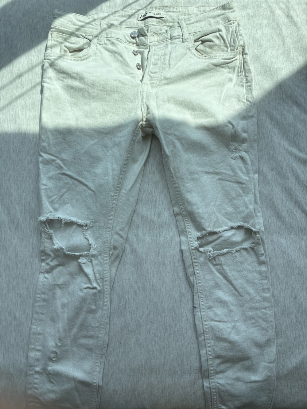 Never Worn - Zara White Distressed Jeans